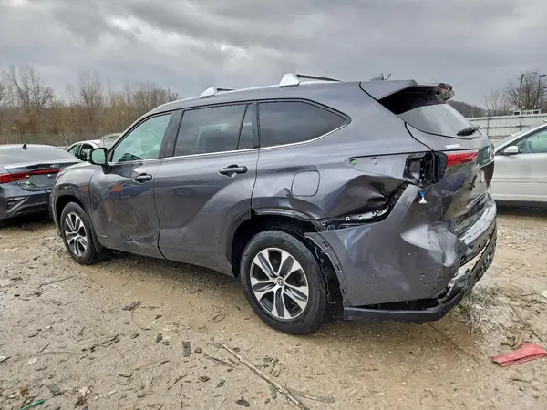 5TDGBRCH7NS549357 2022 TOYOTA HIGHLANDER - Image 2