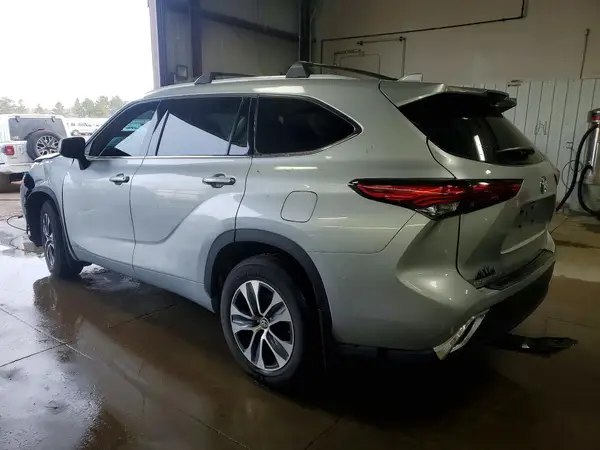 5TDGBRCH7NS559208 2022 TOYOTA HIGHLANDER - Image 2