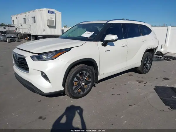 5TDGBRCH8LS507793 2020 TOYOTA HIGHLANDER - Image 2