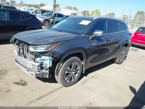 5TDGBRCH8MS044877 2021 TOYOTA HIGHLANDER - Image 2