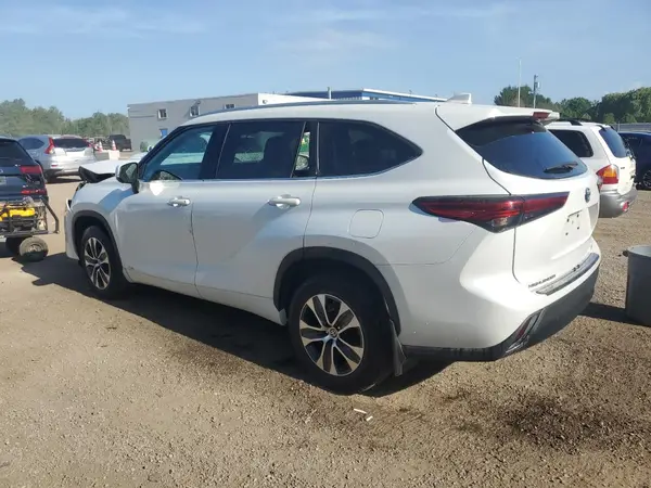 5TDGBRCH8NS079842 2022 TOYOTA HIGHLANDER - Image 2