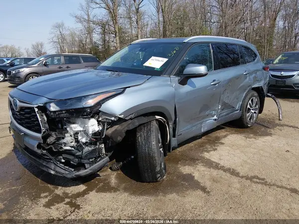 5TDGBRCH8NS081994 2022 TOYOTA HIGHLANDER - Image 2