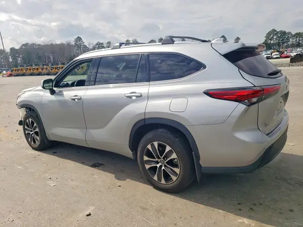 5TDGBRCH8NS542529 2022 TOYOTA HIGHLANDER - Image 2
