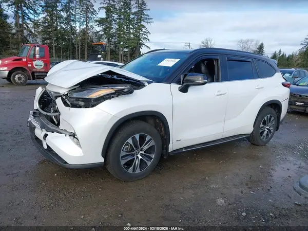 5TDGBRCH8NS544751 2022 TOYOTA HIGHLANDER - Image 2