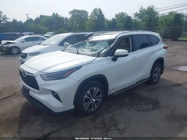 5TDGBRCH8NS554972 2022 TOYOTA HIGHLANDER - Image 2