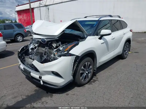 5TDGBRCH9LS507625 2020 TOYOTA HIGHLANDER - Image 2