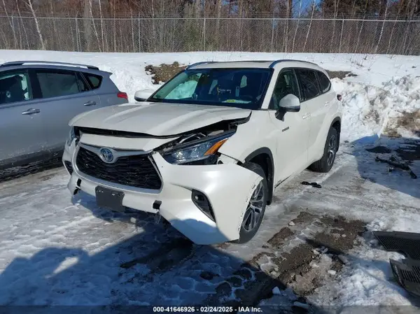 5TDGBRCH9LS508757 2020 TOYOTA HIGHLANDER - Image 2