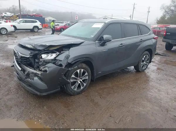 5TDGBRCH9LS513473 2020 TOYOTA HIGHLANDER - Image 2