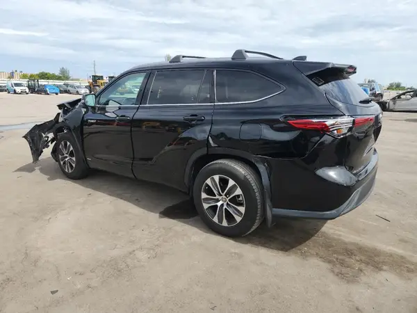 5TDGBRCH9MS514365 2021 TOYOTA HIGHLANDER - Image 2