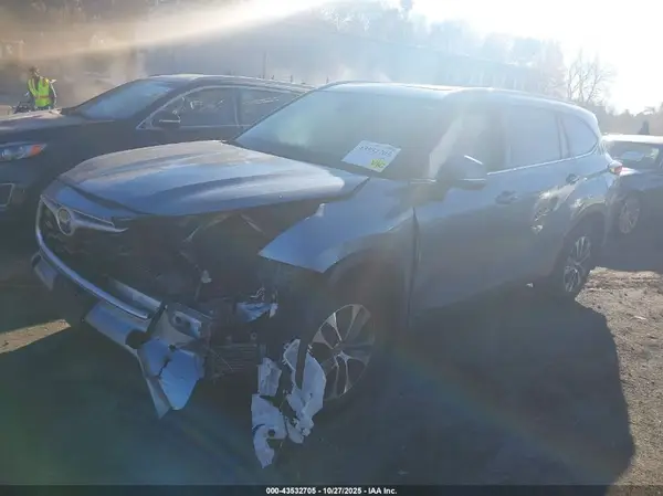 5TDGBRCH9NS076660 2022 TOYOTA HIGHLANDER - Image 2