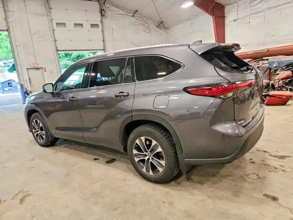 5TDGBRCH9NS540692 2022 TOYOTA HIGHLANDER - Image 2