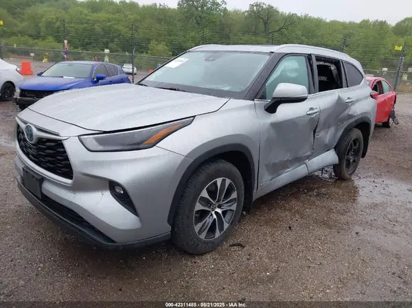 5TDGBRCH9NS545990 2022 TOYOTA HIGHLANDER - Image 2