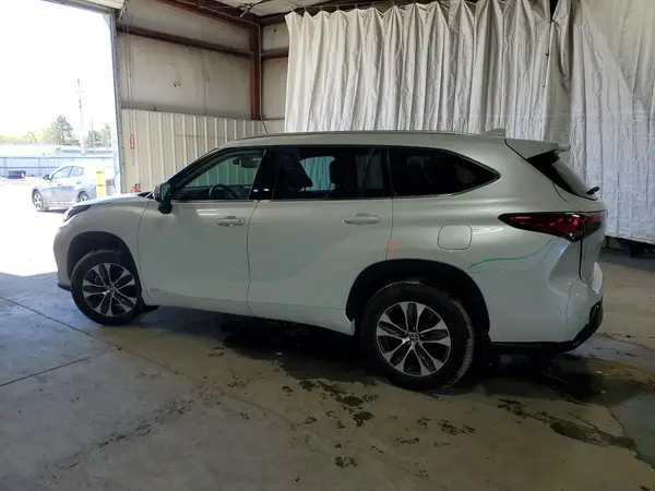 5TDGBRCH9NS548145 2022 TOYOTA HIGHLANDER - Image 2