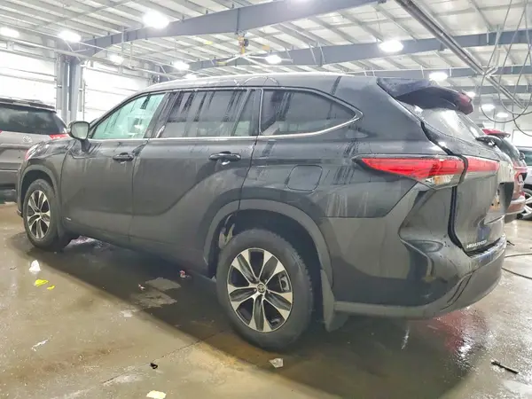 5TDGBRCH9NS549814 2022 TOYOTA HIGHLANDER - Image 2