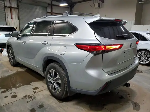 5TDGBRCH9NS561297 2022 TOYOTA HIGHLANDER - Image 2
