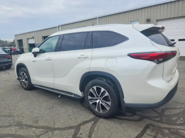 5TDGBRCHXMS041155 2021 TOYOTA HIGHLANDER - Image 2
