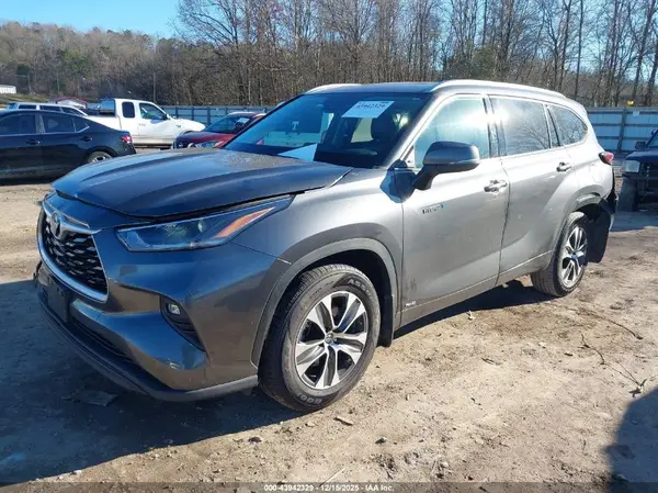 5TDGBRCHXMS528243 2021 TOYOTA HIGHLANDER - Image 2
