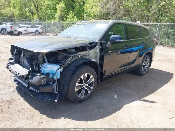 5TDGBRCHXNS545867 2022 TOYOTA HIGHLANDER - Image 2