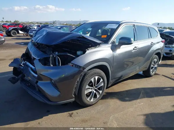 5TDGZRAH0LS005827 2020 TOYOTA HIGHLANDER - Image 2