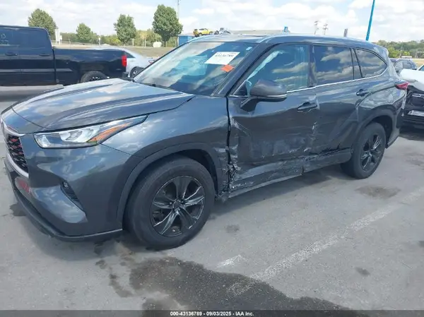 5TDGZRAH0LS005858 2020 TOYOTA HIGHLANDER - Image 2