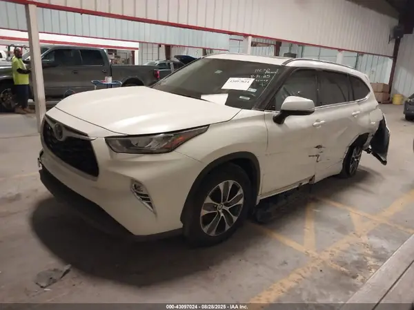 5TDGZRAH0LS502408 2020 TOYOTA HIGHLANDER - Image 2