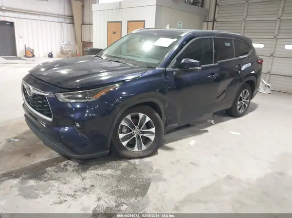 5TDGZRAH0MS031961 2021 TOYOTA HIGHLANDER - Image 2