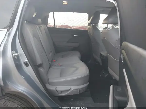 5TDGZRAH0MS031975 2021 TOYOTA HIGHLANDER - Image 8