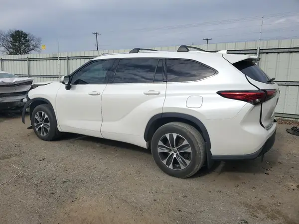 5TDGZRAH0MS032169 2021 TOYOTA HIGHLANDER - Image 2