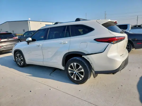 5TDGZRAH0MS067780 2021 TOYOTA HIGHLANDER - Image 2