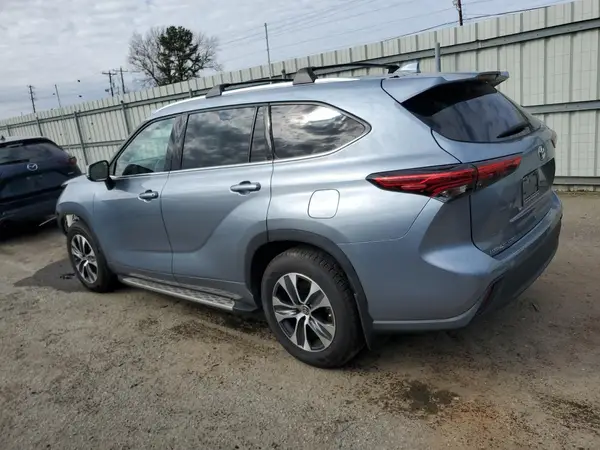 5TDGZRAH0MS068718 2021 TOYOTA HIGHLANDER - Image 2