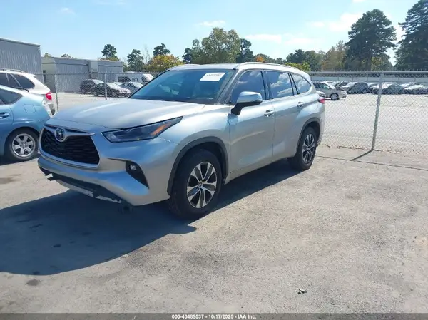5TDGZRAH0MS522675 2021 TOYOTA HIGHLANDER - Image 2