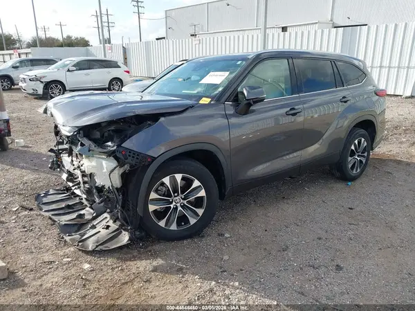 5TDGZRAH0MS524703 2021 TOYOTA HIGHLANDER - Image 2