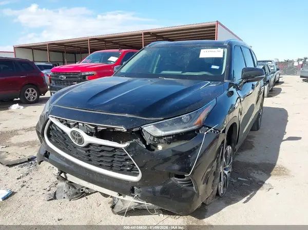 5TDGZRAH0MS525916 2021 TOYOTA HIGHLANDER - Image 2