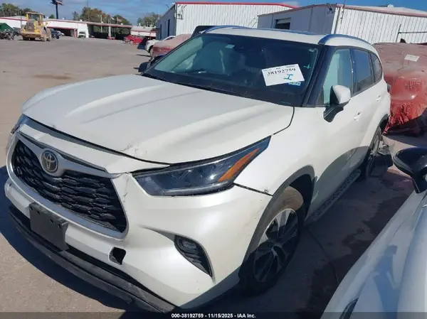 5TDGZRAH0MS528475 2021 TOYOTA HIGHLANDER - Image 2