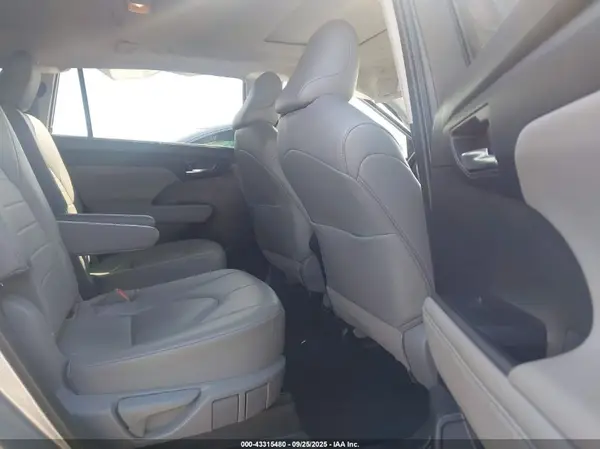 5TDGZRAH0NS092034 2022 TOYOTA HIGHLANDER - Image 8