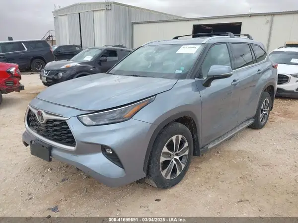 5TDGZRAH0NS104926 2022 TOYOTA HIGHLANDER - Image 2