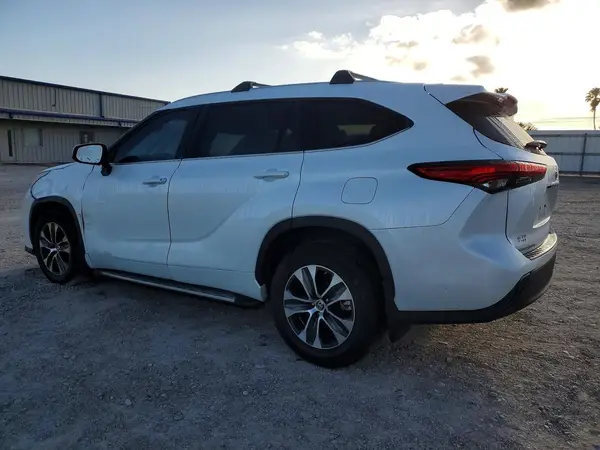 5TDGZRAH0NS110967 2022 TOYOTA HIGHLANDER - Image 2
