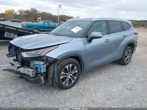 5TDGZRAH0NS111682 2022 TOYOTA HIGHLANDER - Image 2