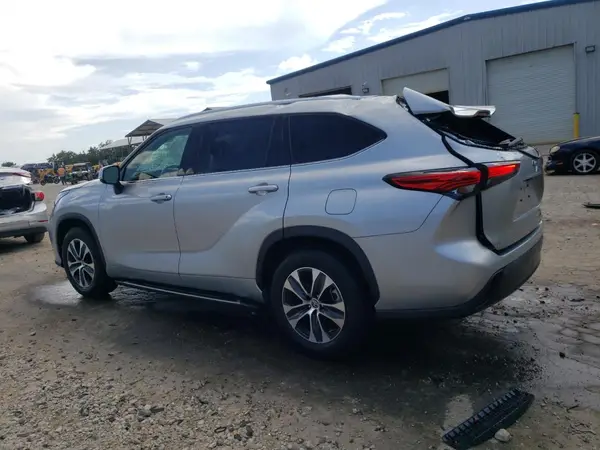 5TDGZRAH0NS115991 2022 TOYOTA HIGHLANDER - Image 2