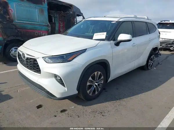5TDGZRAH0NS135383 2022 TOYOTA HIGHLANDER - Image 2