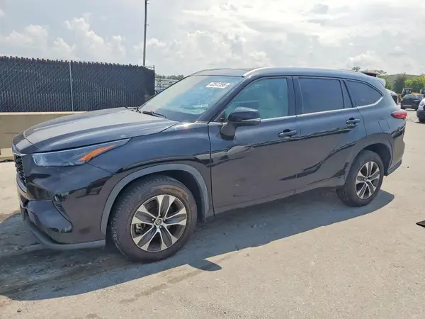 5TDGZRAH0NS138011 2022 TOYOTA HIGHLANDER - Image 2