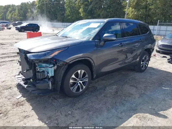 5TDGZRAH0NS545102 2022 TOYOTA HIGHLANDER - Image 2