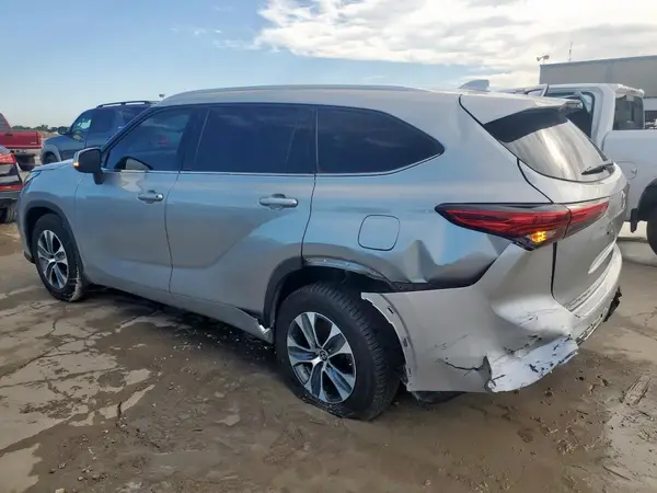 5TDGZRAH0NS547948 2022 TOYOTA HIGHLANDER - Image 2