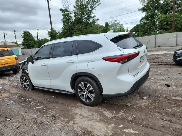 5TDGZRAH0NS552566 2022 TOYOTA HIGHLANDER - Image 2