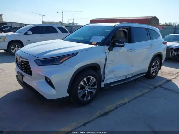 5TDGZRAH0NS560103 2022 TOYOTA HIGHLANDER - Image 2
