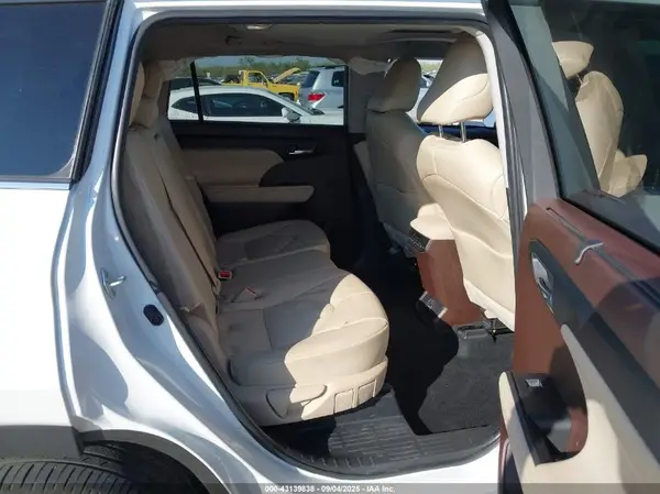 5TDGZRAH0NS560103 2022 TOYOTA HIGHLANDER - Image 8