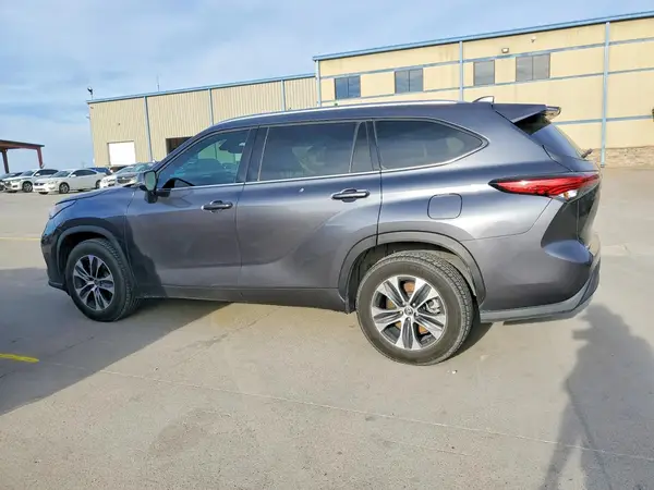 5TDGZRAH1LS017226 2020 TOYOTA HIGHLANDER - Image 2