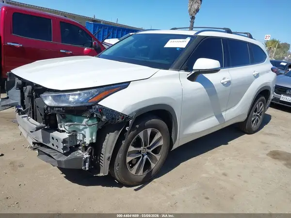 5TDGZRAH1LS513188 2020 TOYOTA HIGHLANDER - Image 2