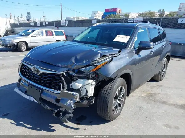 5TDGZRAH1LS514194 2020 TOYOTA HIGHLANDER - Image 2