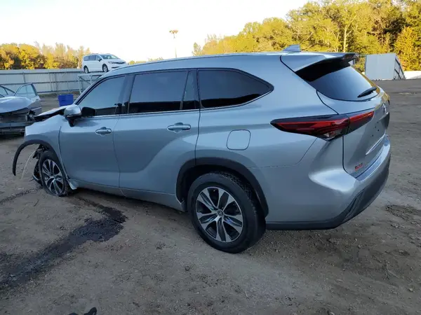5TDGZRAH1MS037946 2021 TOYOTA HIGHLANDER - Image 2